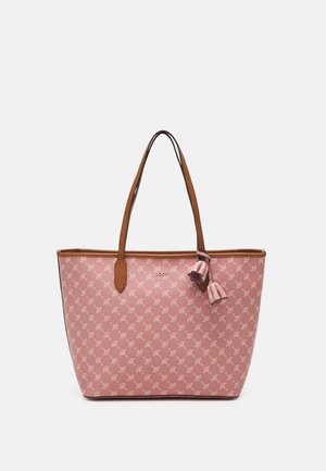 Borsa tote rosa realizzata in materiale pattern, con manici in pelle marrone, logo dorato e un tassello decorativo con accento a forma di farfalla.