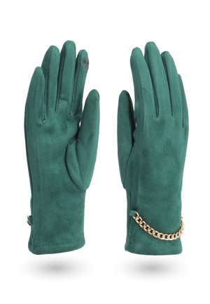 Guanti in suede verde con una superficie liscia, dotati di un accento in catena dorata. Design a cinque dita con un sottile dettaglio del logo su un dito.