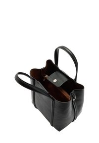 Czarna torba na ramię ze skóry z podwójnymi uchwytami, otwartą górą i brązowym wnętrzem. Posiada kieszeń na zamek oraz zatrzask na małą przegródkę.