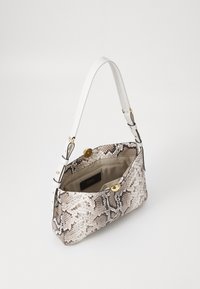 Sac à bandoulière avec un motif de serpent texturé en beige et marron, doté d'une sangle en cuir blanc et d'accents en métal doré. Design à ouverture sur le dessus.