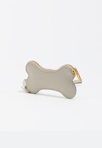 Szara saszetka z eko skóry w kształcie kości, z złotym suwakiem i detalami z metalu, o gładkiej fakturze i zaokrąglonych krawędziach.