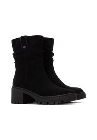 Botas de tobillo de ante negro con un diseño arrugado en la parte superior, puntera redonda y tacón de goma texturizado y grueso. Incluyen un detalle de botón a presión en el costado.