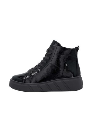 Baskets montantes noires avec une surface brillante et texturée, semelle épaisse, lacets noirs et languette à l'arrière.