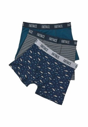 Trzy pary męskich bokserek ułożonych w stos, z wzorami rekinów i ryb, paskami oraz jednolitym kolorem turkusowym, z gumkami w pasie oznaczonymi marką „FATFACE”.