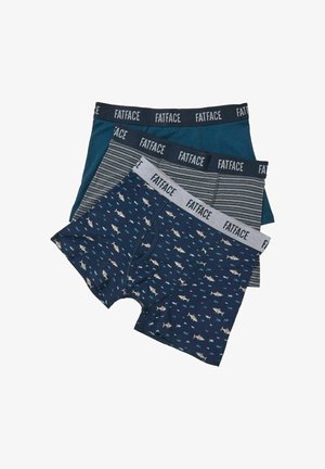 Kolm paari meestele mõeldud bokserite komplekt virnas, millel on hai ja kala mustrid, triibud ning ühevärviline türkiis, "FATFACE" brändiga vööd.