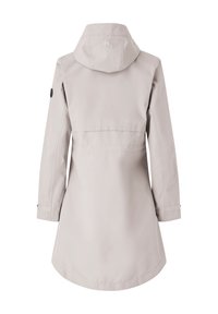 Chaqueta impermeable gris claro con capucha, que presenta mangas largas, dobladillo curvado y acentos de botones negros en las mangas. Diseño trasero simple.
