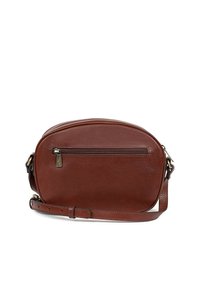 Borsa a tracolla in pelle marrone con forma arrotondata, dotata di una tasca frontale con cerniera e di una tracolla regolabile. Visibile dettaglio della superficie texturizzata.