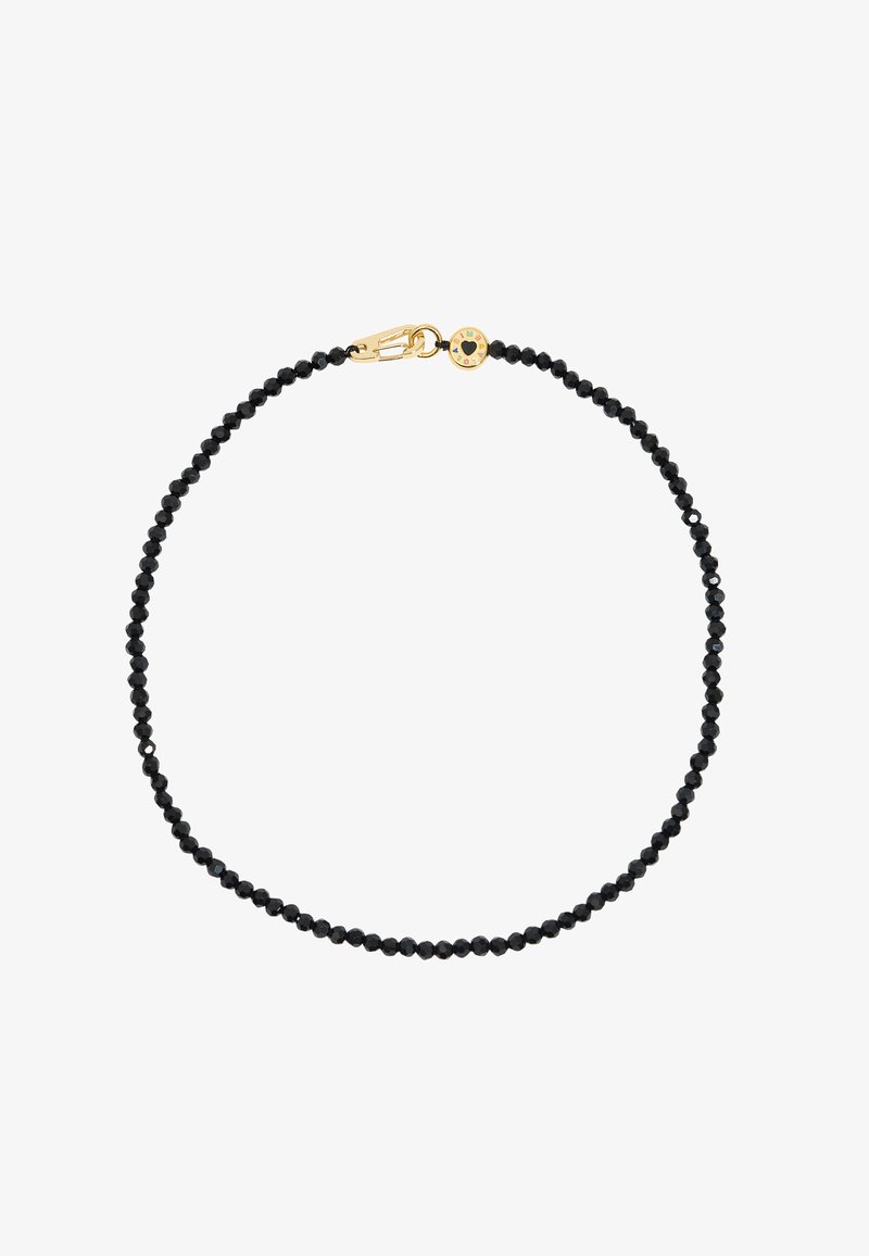 Zwarte ketting van kraaltjes, gemaakt van kleine facettenkralen, met een gouden sluiting en een ronde bedel met een accentontwerp.