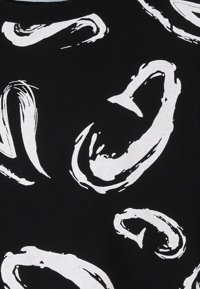 Zwarte stof met witte kwaststreken die lijken op letters of abstracte vormen. Zachte textuur met een lichte glans.