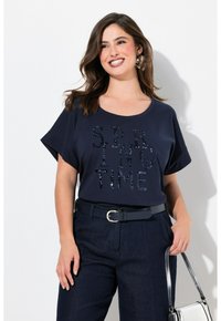 Ulla Popken SPRINGTIME SEQUINED SHORT SLEEVE TEE - Camiseta estampada - marine