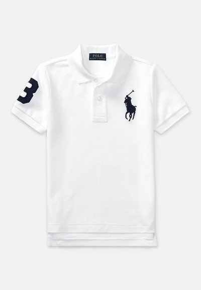 Polo branca de algodão, com logótipo bordado em azul marinho e o número "3" na manga esquerda. Gola com pala e dois botões.