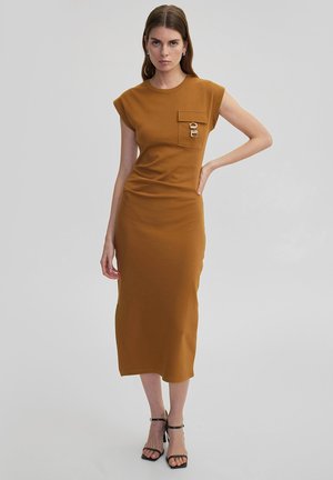 Robe midi ajustée marron à manches courtes, avec une poche avant dotée d'un détail en métal. Tissu lisse et design épousant les formes.