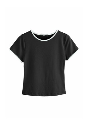 Tricou negru cu mânecă scurtă și decolteu rotund, cu garnitură albă pe guler și mâneci. Fabricat dintr-un material neted.