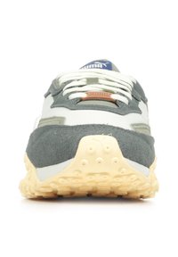 Sneaker con tomaia in suede grigio e sintetico bianco. La suola intermedia color crema presenta un battistrada in gomma testurizzata. I lacci sono grigi chiari con una lieve lucentezza.
