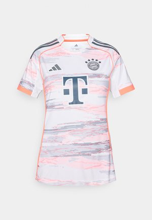 Valge jalgpallisärk roosa ja halli digitaalmustriga, Adidas logo, Bundesliga logo ja tumeda halli "T" sponsori logo. Lühikesed varrukad.