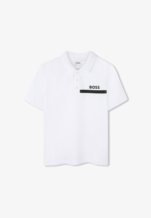 Polo blanc à manches courtes avec trois boutons, texte noir "BOSS" et une bande horizontale noire sur la poitrine gauche.