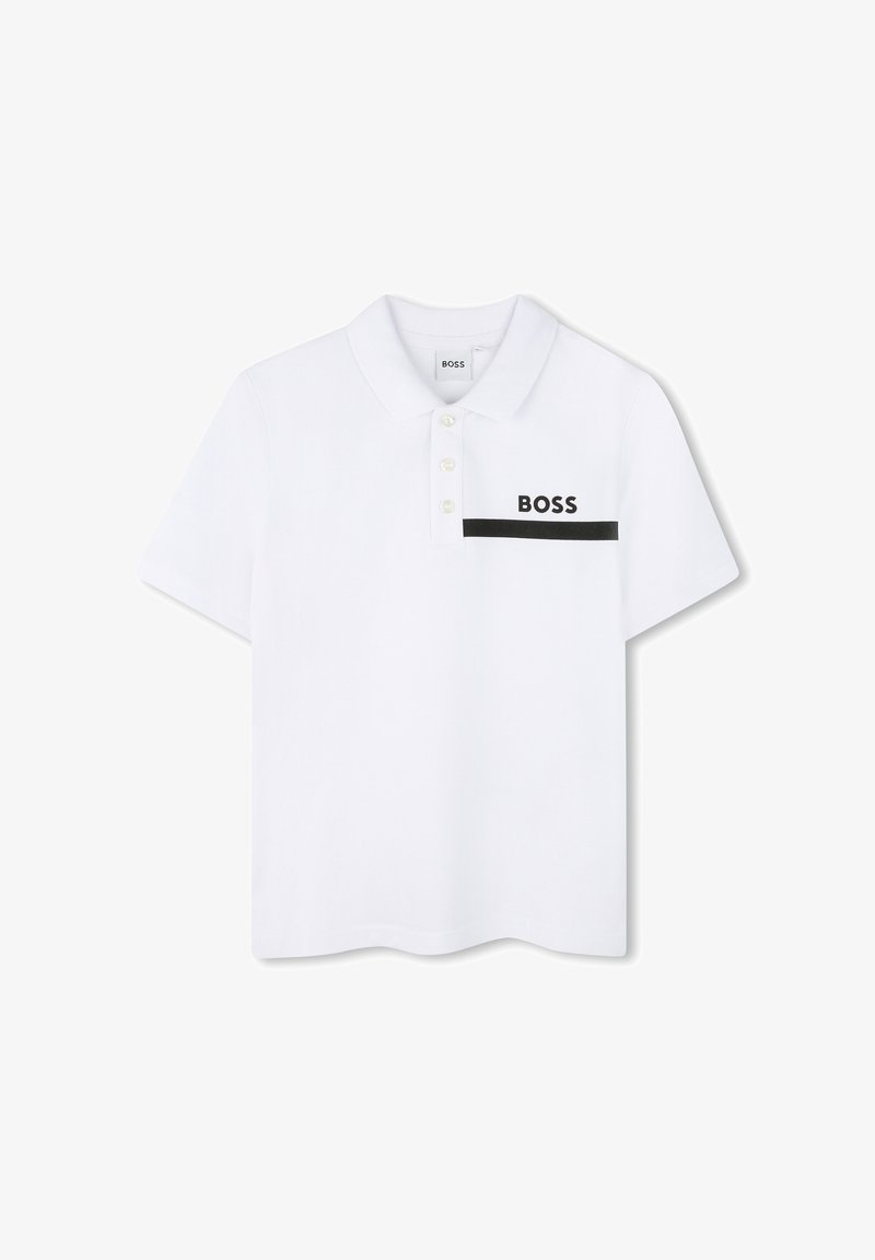 Polo blanc à manches courtes avec trois boutons, texte noir "BOSS" et une bande horizontale noire sur la poitrine gauche.