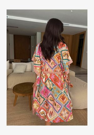 Värviline, mustriline kimono-stiilis rüü, mis sisaldab lille- ja geomeetrilisi mustreid. Valmistatud kerge kangaga, millel on lahti istuv lõige ja ruudulised aktsendid.