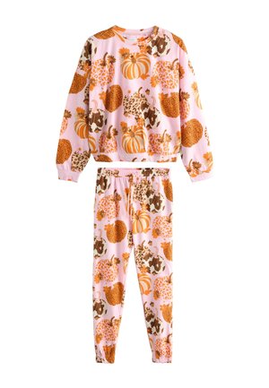 Set di pigiama rosa composto da una maglia a maniche lunghe e pantaloni con vita elastica, decorato con vari motivi di zucche in tonalità arancioni e marroni.