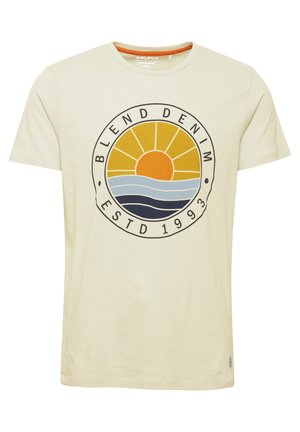 Cremefarvet t-shirt lavet af bomuld, med et cirkulært grafisk motiv af en sol og bølger i nuancer af orange, gult og blåt.