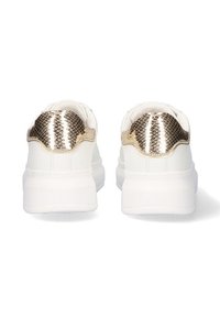 Zapatillas blancas con un patrón texturizado de piel de serpiente dorada en el talón, con un diseño redondeado y suela blanca acolchada.