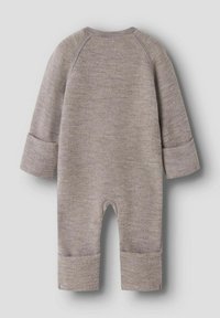 Puha szürke, hosszú ujjú baba rugdalózó, hajtogatott mandzsettával az ujjakon és a lábakon, kerek nyakkivágással és hátoldali varrással.