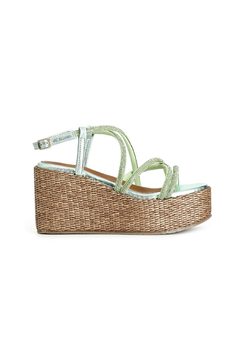 Sandal s klínovým podpatkem, braidsovanou spodní částí z přírodního materiálu, metalickými zelenými pásky a dekorativními korálky. Obsahuje nastavitelné zapínání na kotníku.