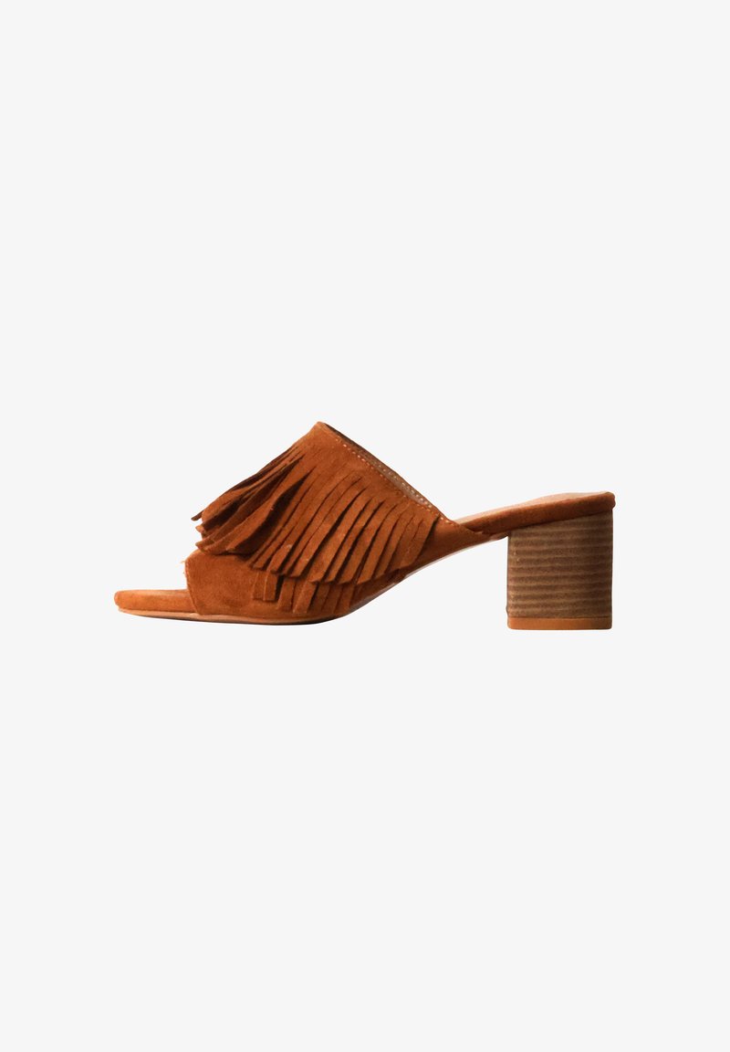 Sandale mule en daim marron avec franges superposées sur le dessus et un petit talon bloc empilé.