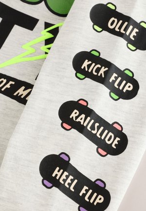 Helehall kangas, millel on neli skateboardinguga seotud musta trükiga joonist, millel on värvilised aktsendid. Tekstis on sõnad „Ollie“, „Kick Flip“, „Railslide“ ja „Heel Flip“.