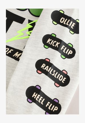 Lichtgrijze stof met vier skateboard grafische prints in zwart met gekleurde accenten. Tekst omvat "Ollie," "Kick Flip," "Railslide," en "Heel Flip."
