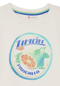 Witte t-shirt met korte mouwen, met een kleurrijk grafisch ontwerp van een citroen en limoen binnen een ovale label met de tekst "Limón Panchito."
