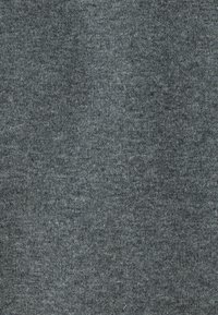 Tela de punto gris que presenta una textura suave y uniforme con sutiles variaciones en el color. No se observan patrones o acentos distintos.