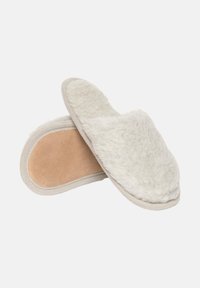 Hellgraue Hausschuhe mit weichem, flauschigem Obermaterial, beiger Wildledersohle und abgerundeter Form. Die Kanten sind mit einem kontrastierenden Besatz versehen.