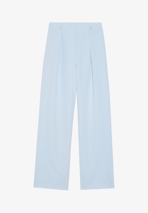 Pantalons larges bleu clair avec deux plis frontaux, deux boutons à la taille et une texture de tissu lisse.