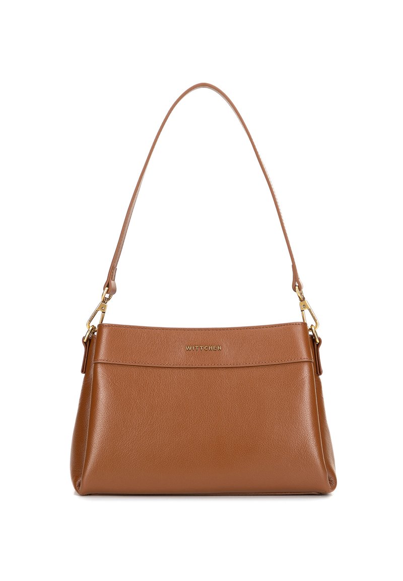 Brązowa skórzana torebka o gładkiej fakturze, prostokątnym kształcie i pojedynczym pasku. Posiada złote akcenty i subtelne logo.