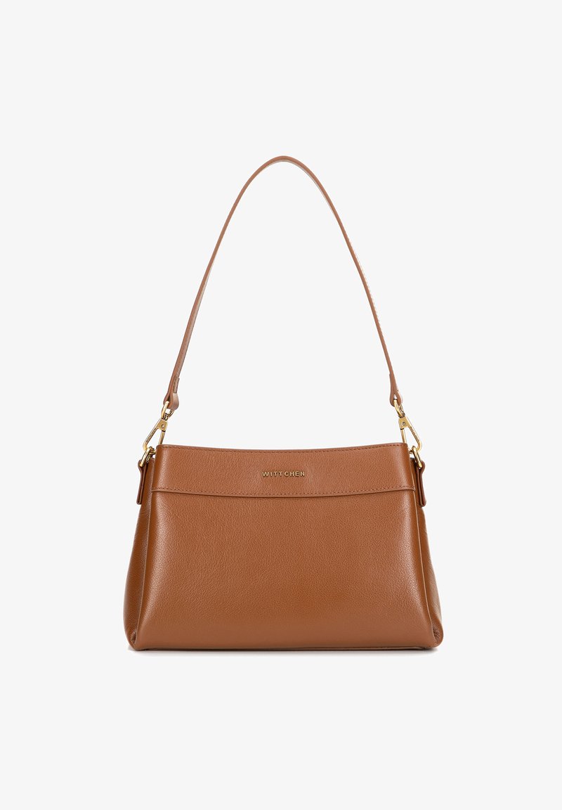 Brązowa skórzana torebka o gładkiej fakturze, prostokątnym kształcie i pojedynczym pasku. Posiada złote akcenty i subtelne logo.