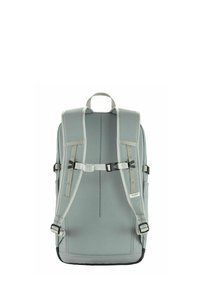 Zaino grigio con schiena imbottita, texture in rete, spallacci regolabili e maniglia superiore. Presenta una cinghia con fibbia per un supporto aggiuntivo.