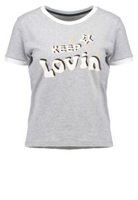 Šedé tričko s krátkým rukávem a bílým lemem, obsahující text "KEEP Lovin" v černé a béžové vyšití a hvězdné akcenty. Hladká struktura látky.