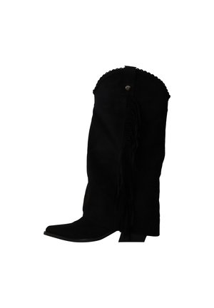 Botte de cowboy en daim noir avec bord supérieur festonné, détail de franges latérales, bout pointu et talon bas sur fond blanc.