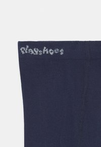 Mornarsko plave čarape napravljene od mekane mješavine pamuka, s logotipom u svijetlosivoj boji i glatkom teksturom; imaju ojačan petu i prst.}}