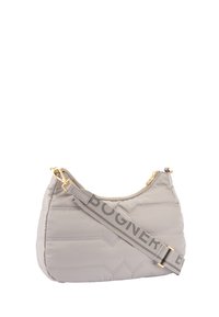 Světle šedá prošívaná taška přes rameno se zlatým zipem a nastavitelným popruhem s nápisem „BOGNER“ v šedé barvě. Měkká textura, zaoblený tvar.