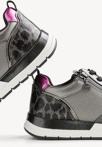 Grå lædersneakers med leopardprint-detaljer, pink metal hæl, lynlås lukning, sorte snørebånd og hvid gummisål. Glat tekstur generelt.
