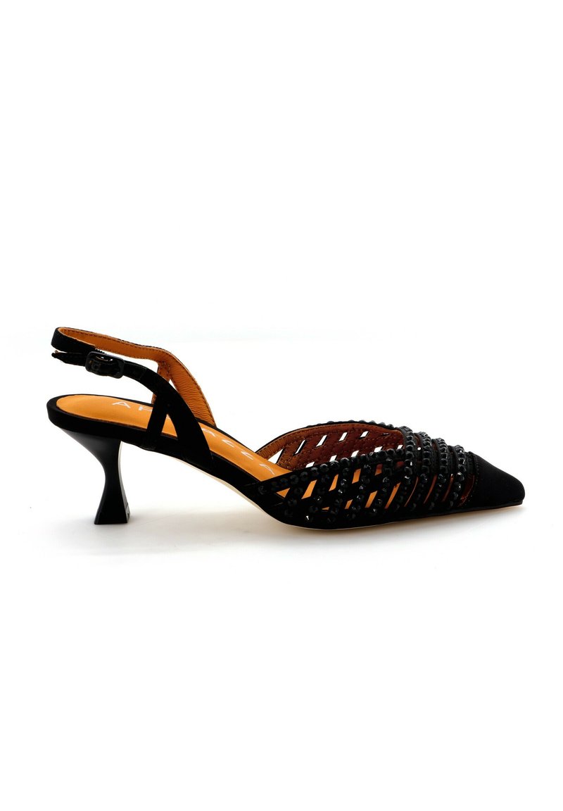 Tacco slingback nero con punta a punta, design a rete decorato con paillettes nere e un tacco medio slanciato su sfondo bianco.