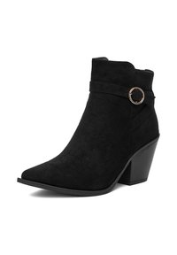 Czarne zamszowe botki za kostkę z ostrym noskiem, dekoracyjnym paskiem i metalowym akcentem w postaci pierścienia. Posiadają masywny obcas i gładką podeszwę.