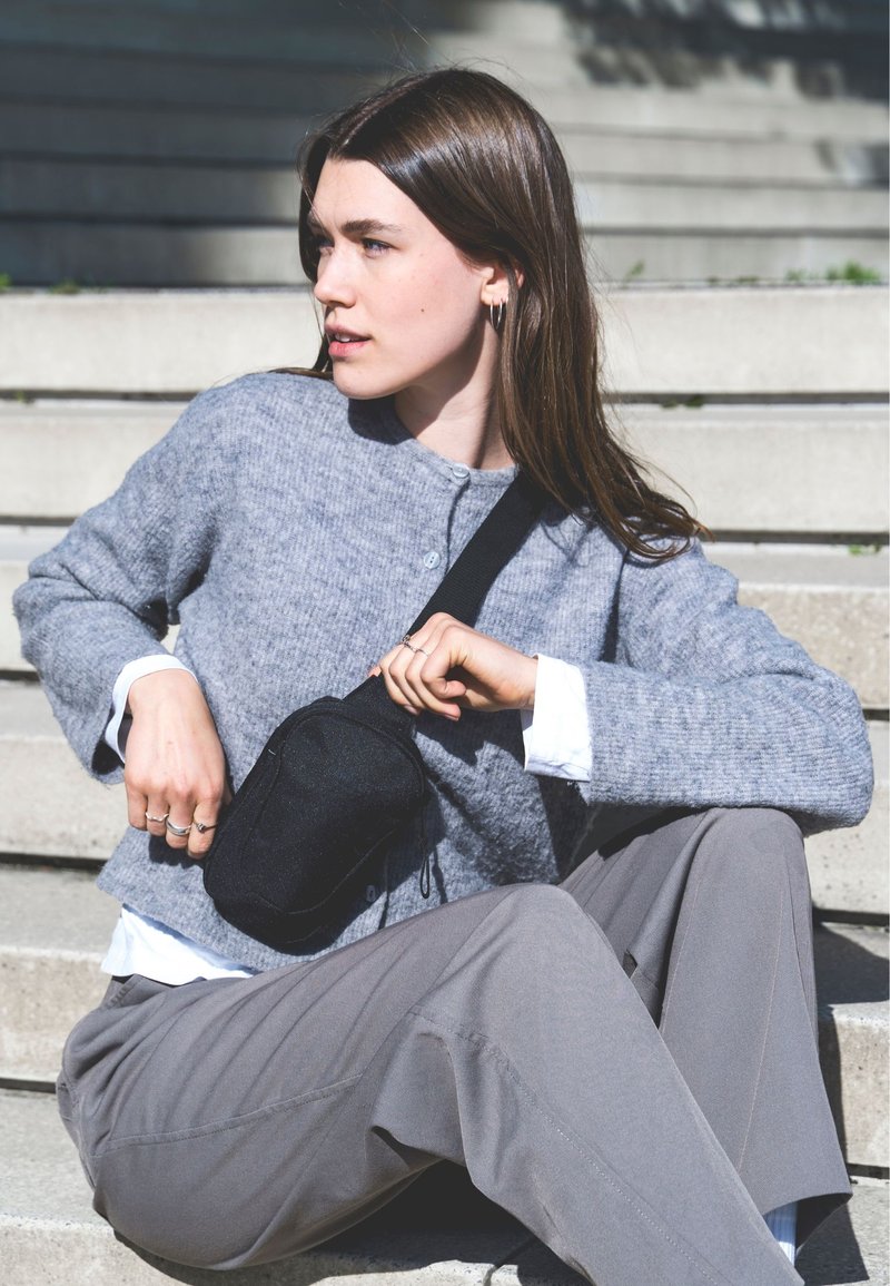 Larkson NILS - Keresztpántos táska - black