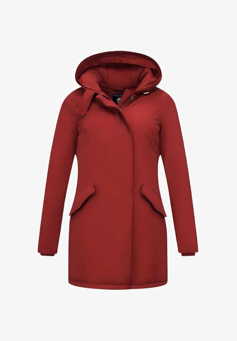 Rode waterdichte jas met capuchon, twee voorzakken, gladde textuur en een recht gesneden ontwerp. Voorzien van een knoopsluiting en verstelbare capuchon.