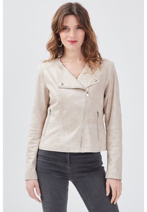 Beige Faux-Lederjacke mit asymmetrischem Reißverschluss, schrägem Kragen und zwei seitlichen Reißverschlusstaschen. Enganliegendes Design mit glatter Textur.