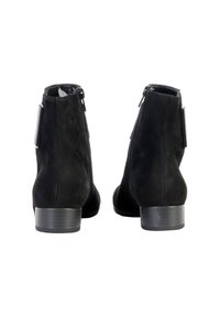 Stivaletti neri in suede alla caviglia con tacco basso, dotati di una cerniera laterale e una texture liscia. Sul retro presenta un sottile accento rettangolare.