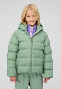 Lichtgroene gewatteerde jas met een capuchon, voorzien van een voorrits en een logo op de linkerborst. Draagt over een paarse ritslaag.