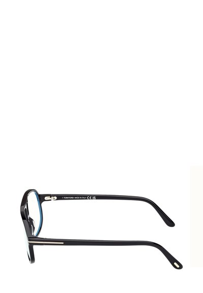 Occhiali rettangolari neri con una montatura interna blu, realizzati in plastica. Presentano un dettaglio in metallo vicino alla cerniera e aste sottili e curve.